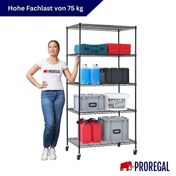Proregal Metallregal Gitterregal HADES mit Rollen - H x B x T: 180 x 90 x 60 cm, Traglast pro Boden: 75 kg, Anzahl Böden: 5 Stk., Stecken, Schwarz - Schwarzes 5-etagiges Metallregal mit Rollen, beladen mit Artikeln. Eine Frau zeigt die Größe und 75 kg Traglast pro Fach.