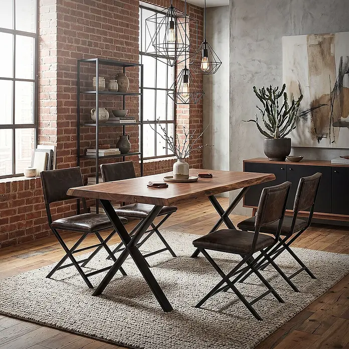 ML-Design Tischgestell Tischfüße X-Form Tischkufen Stahl Untergestell Möbelfüße 60x72 cm Oval - Traglast: 300 kg, Stahl - Ein Esstisch aus Holz mit naturbelassener Kante und schwarzen X-förmigen Metallbeinen, umgeben von vier dunklen Lederstühlen in einem Esszimmer.
