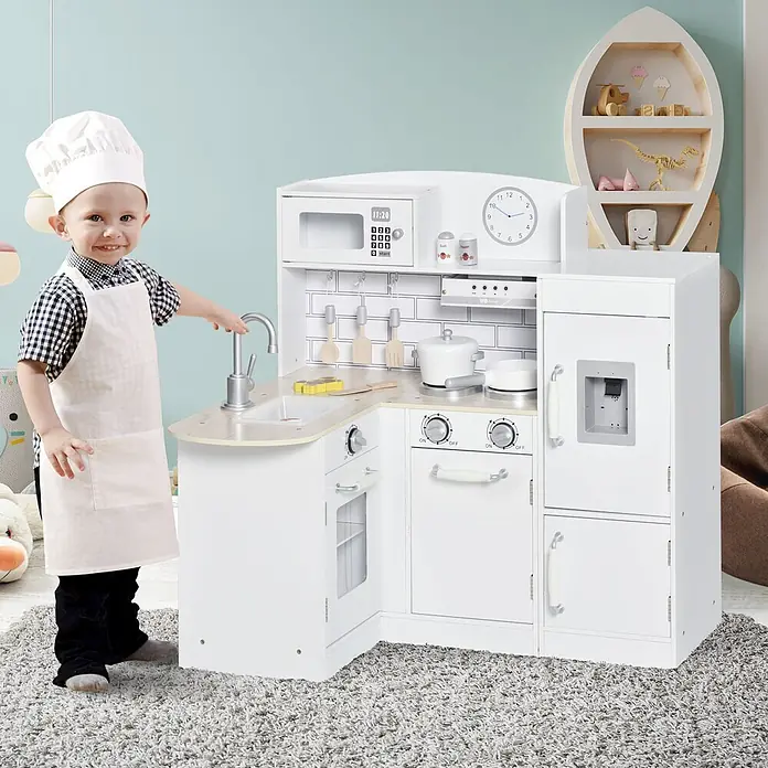 Homcom Matschküche Spielküche mit elektronischem Wasserspender - Holz, Weiß - Weißes Spielküchenset aus Holz mit Spüle, Herd, Mikrowelle und Kühlschrank, gezeigt mit einem spielenden Kind.