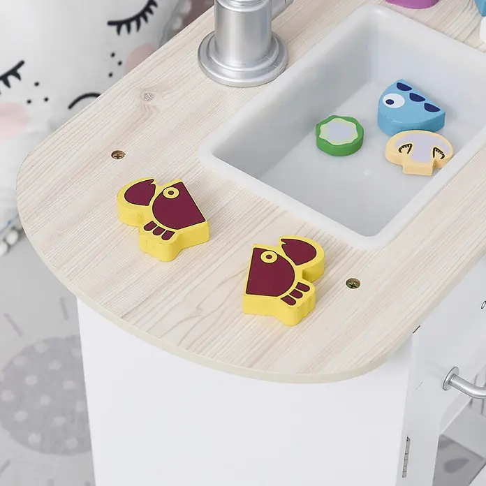 Homcom Matschküche Spielküche mit elektronischem Wasserspender - Holz, Weiß - Spielküchenwaschbecken aus Holz mit silbernem Wasserhahn, weißer Spüle und buntem Holzspielzeugessen. Teil einer Kinder-Spielküche.