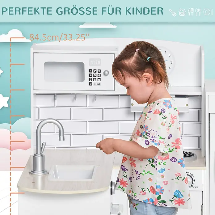 Homcom Matschküche Spielküche mit elektronischem Wasserspender - Holz, Weiß - Ein Kind spielt mit einer weißen Holzspielküche, die mit 84,5cm (33,25 Zoll) die perfekte Größe für Kinder hat.