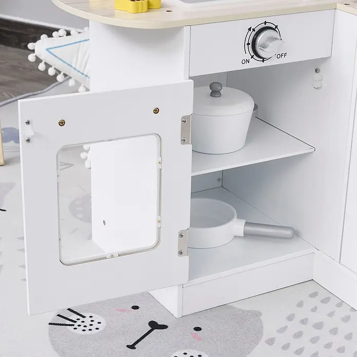 Homcom Matschküche Spielküche mit elektronischem Wasserspender - Holz, Weiß - Weiße Holzspielküche mit offener Backofentür, innen Regale mit weißen Töpfen und Drehknopf.