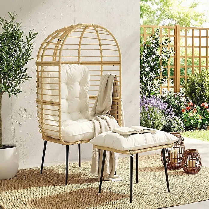 Outsunny Loungemöbel-Set - 2 -tlg., Stahl, PE-Rattan, Beige - Geflochtener Outdoor-Eiersessel und passender Hocker mit weißen Kissen auf einem Naturfaserteppich.