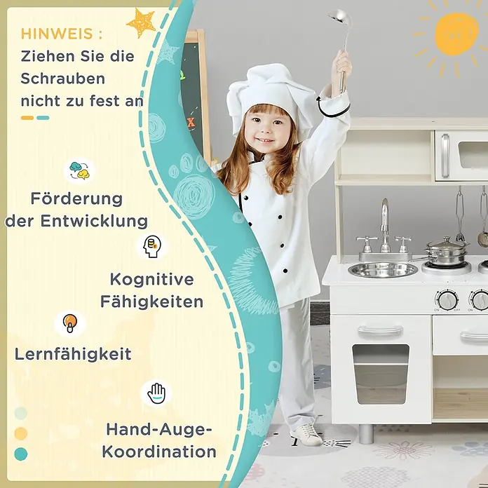 Homcom Matschküche Spielküche mit Ofen - Holz, Weiß - Ein Kind in Kochuniform spielt mit einer weißen Holzküche, die kognitive Fähigkeiten und Hand-Augen-Koordination fördert.