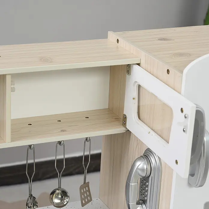 Homcom Matschküche Spielküche mit Ofen - Holz, Weiß - Helle Holzküchenzeile mit offenem Regal, weißer Tür und hängenden Utensilien.
