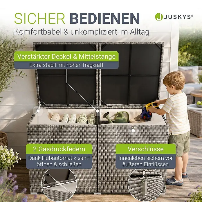 Juskys Garten-Aufbewahrungsbox Ikaria - grau, Kunststoff - Graue Outdoor-Aufbewahrungsbox im Rattan-Look, geöffnet, ein Kind legt Spielzeug hinein. Mit verstärktem Deckel, Gasdruckfedern und Verschlüssen.
