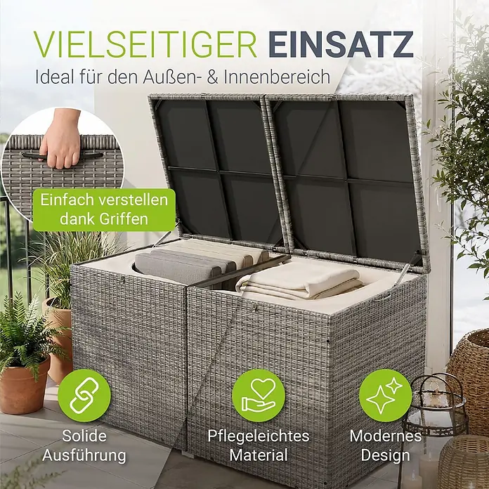Juskys Garten-Aufbewahrungsbox Ikaria - grau, Kunststoff - Graue Rattan-Optik Aufbewahrungsbox auf einem Balkon, offen und gefüllt mit Kissen und Decken.