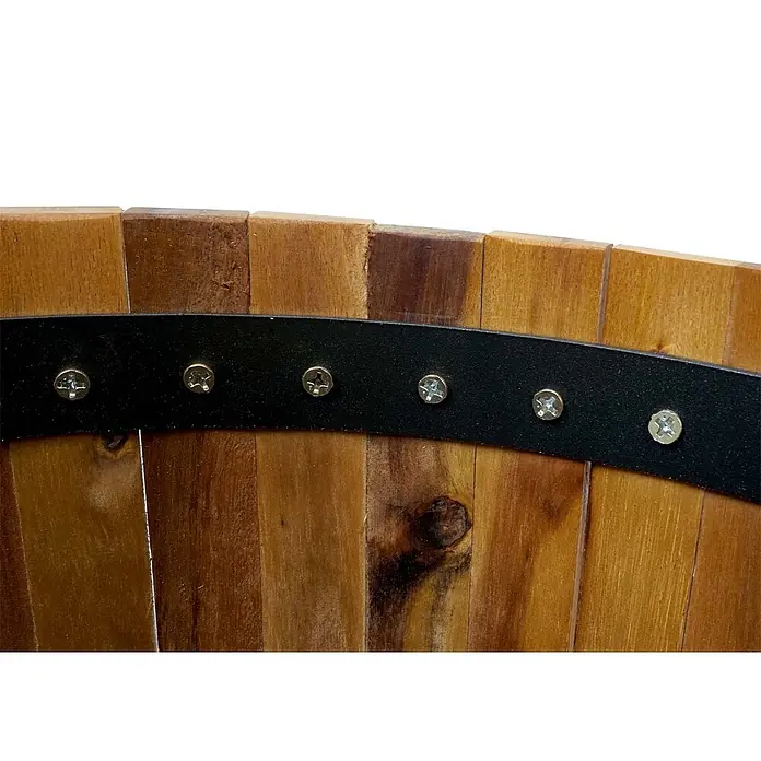 Proregal Pflanzsäule rund Rund - Außenmaß (Ø x H): 34 x 50 cm, Holz, Braun - Nahaufnahme eines Holzfasses mit schwarzem Metallband, das mit goldenen Kreuzschlitzschrauben befestigt ist.