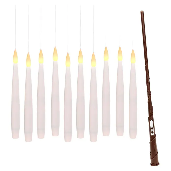 LED-Kerzen-Set Schwebend - Creme, 10 Stk., Warmweiß - Neun weiße LED-Kerzen mit Flammeneffekt neben einem braunen Zauberstab mit ON/OFF-Tasten.