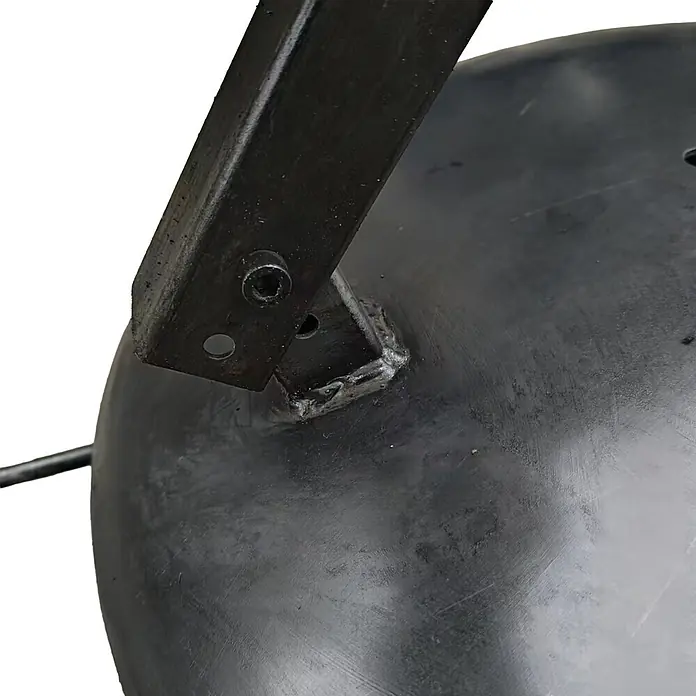 Brasero Lume con patas - Diámetro: 60 cm, Acero - Primer plano de un contenedor de metal oscuro con un soporte negro fijado por una soldadura y un tornillo hexagonal.