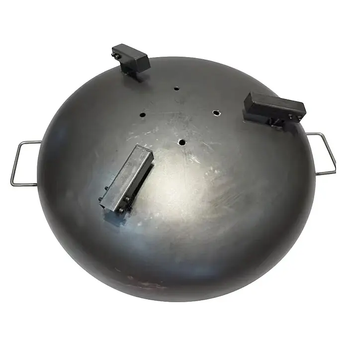 Brasero Lume con patas - Diámetro: 60 cm, Acero - Gran cuenco hemisférico de metal gris oscuro con tres patas rectangulares y dos asas de alambre, ideal para cocinar o como brasero.