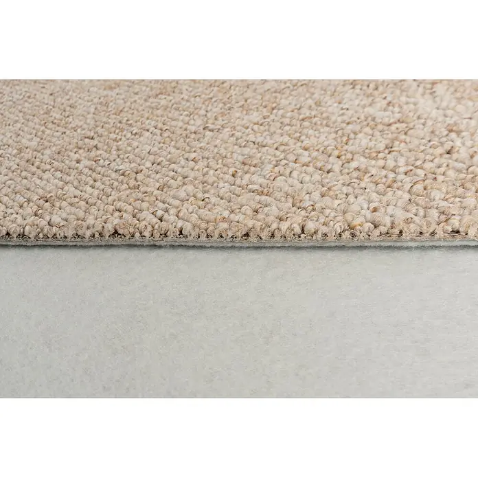 Bricoflor Teppichboden Meterware 3,5x4m, Schlinge Berber, beige hell-braun - Schlinge, 100 % Polypropylen (PP), beige hell-braun - Nahaufnahme eines beigen Teppichs mit Schlingenflor, der seine texturierte Oberfläche und Rückseite zeigt.