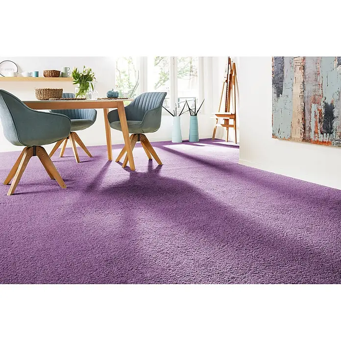 Bricoflor Teppichboden Meterware 9x4m, Velours Hochflor, lila altrosa - Velours, 100 % Polypropylen (PP), lila altrosa - Lila Hochflorteppich bedeckt den Boden eines modernen Ess- und Wohnbereichs.