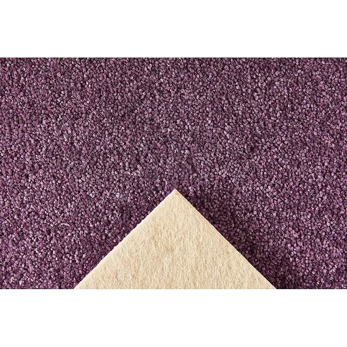 Bricoflor Teppichboden Meterware 9x4m, Velours Hochflor, lila altrosa - Velours, 100 % Polypropylen (PP), lila altrosa - Lila Teppich, dessen Ecke hochgeklappt ist und die helle Rückseite zeigt.