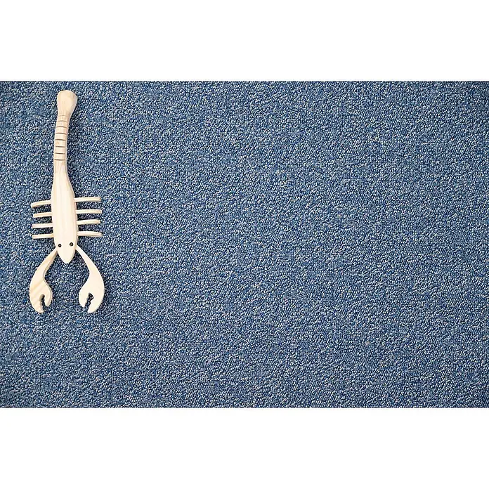 Bricoflor Teppichboden Meterware 3,5x4m, Schlinge meliert, blau beige - Schlinge, 100 % Polyamid (PA), blau beige - Ein heller Deko-Hummer aus Holz mit Scheren und Beinen auf einer blauen, strukturierten Oberfläche.