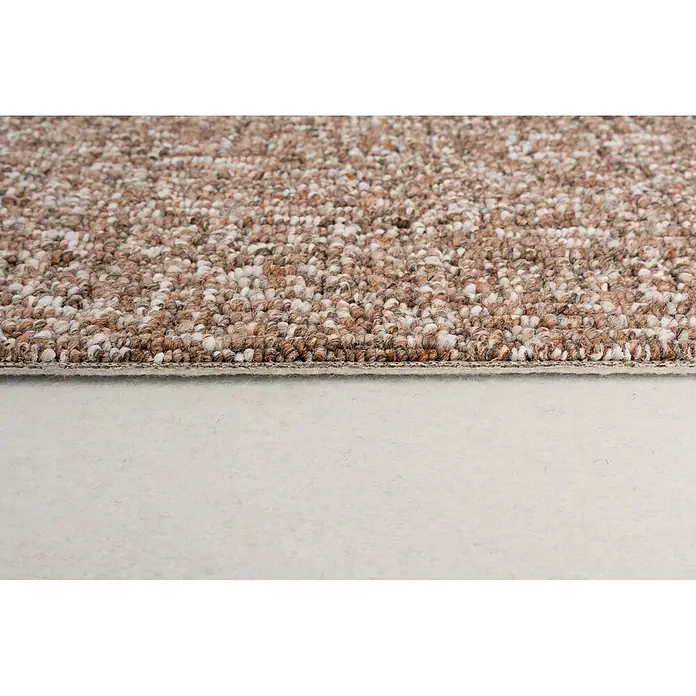 Bricoflor Teppichboden Meterware 2,5x4m, Schlinge gemustert, dunkel-braun - Schlinge, 100 % Polypropylen (PP), dunkel-braun - Strukturierter braun-weißer gesprenkelter Teppich, Nahaufnahme seiner Oberfläche und Kante.
