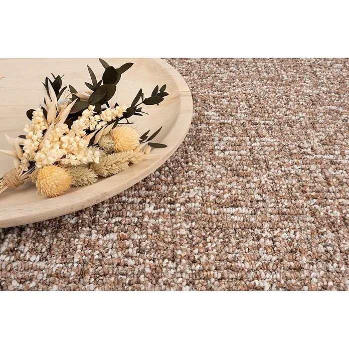 Bricoflor Teppichboden Meterware 2,5x4m, Schlinge gemustert, dunkel-braun - Schlinge, 100 % Polypropylen (PP), dunkel-braun - Ein beigefarbener Trockenblumenstrauß auf einem Holztablett, platziert auf einem braun-weißen Teppich.