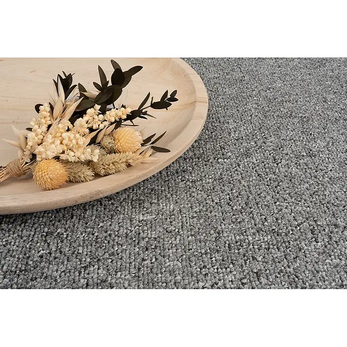 Bricoflor Teppichboden Meterware 2,5x4m, Schlinge gemustert, hell-grau - Schlinge, 100 % Polypropylen (PP), hell-grau - Grauer, strukturierter Teppich, dekoriert mit Holztablett und Trockenblumenstrauß.
