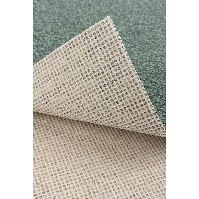 Bricoflor Teppichboden Meterware 4,5x4m, Schlinge meliert, grün - Schlinge, 100 % Polyamid (PA), grün - Beige, gittergemusterte Antirutsch-Teppichunterlage unter einem grünen Teppich, zeigt ihre rutschfeste Textur.