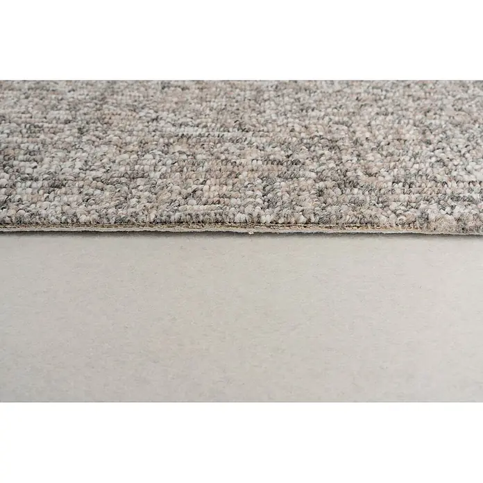 Bricoflor Teppichboden Meterware 2,5x5m, Schlinge gemustert, hell-grau - Schlinge, 100 % Polypropylen (PP), hell-grau - Nahaufnahme eines melierten Teppichs in Grau- und Beigetönen mit texturierter Oberfläche, der seine Schnittkante zeigt.