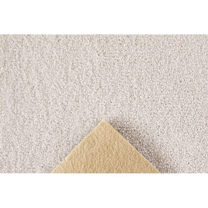 Bricoflor Teppichboden Meterware 3,5x4m, Velours Hochflor, weiß beige - Velours, 100 % Polypropylen (PP), weiß beige - Nahaufnahme eines cremefarbenen Teppichmusters, eine Ecke angehoben, um die beigefarbene Rückseite zu zeigen.