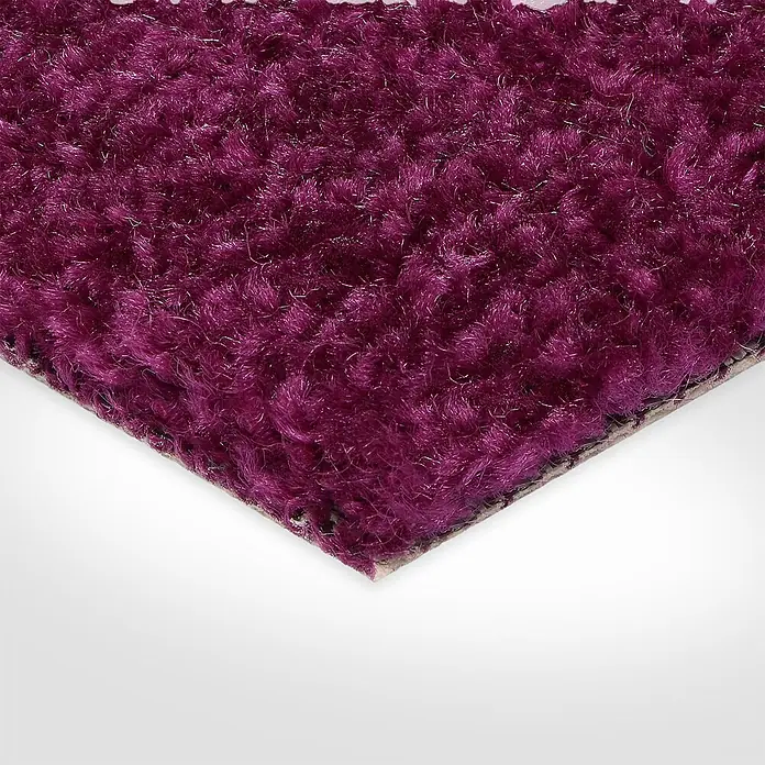 Bricoflor Teppichboden Meterware 4x4m, Velours Hochflor, lila pink - Velours, 100 % Polypropylen (PP), lila pink - Nahaufnahme eines leuchtend lila Shag-Teppichmusters mit langer, flauschiger Florstruktur.