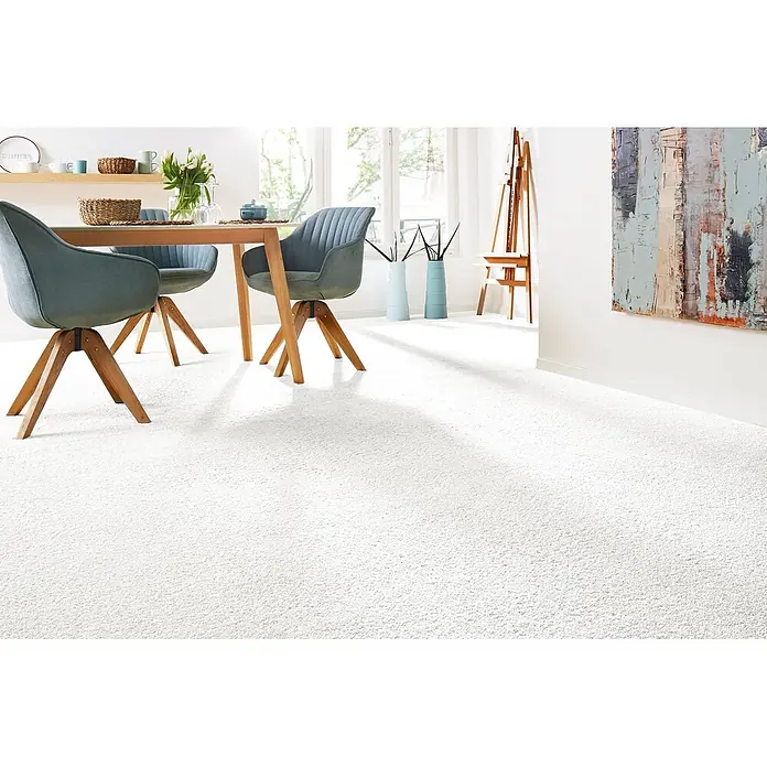 Bricoflor Teppichboden Meterware 5x5m, Velours Hochflor, weiß beige - Velours, 100 % Polypropylen (PP), weiß beige - Heller weißer Teppich, der einen geräumigen Ess- und Wohnbereich bedeckt und Licht reflektiert, um eine luftige Atmosphäre zu schaffen.