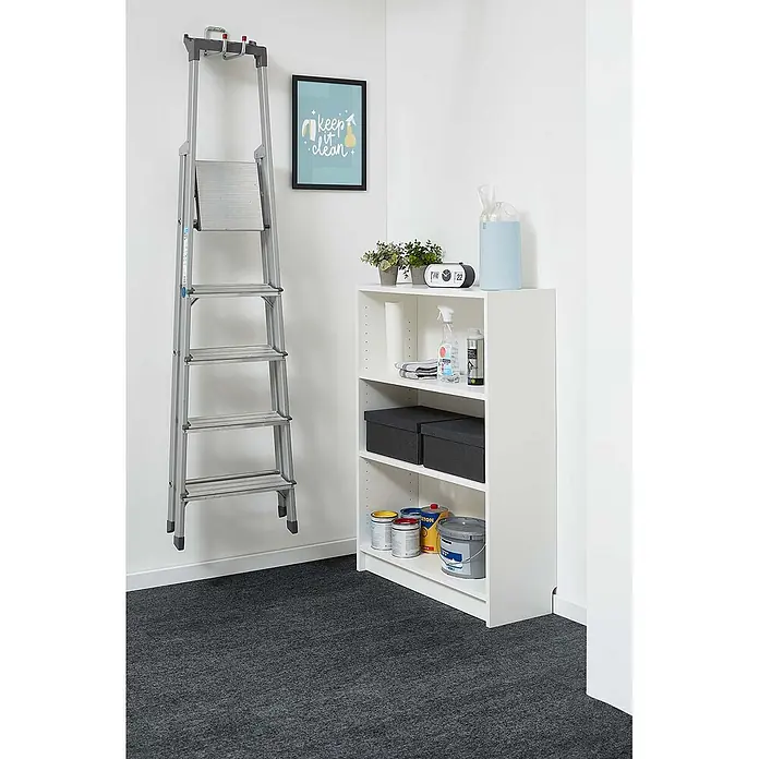 Bricoflor Teppichfliese Nadelvlies Nadelfilz, Schwarz Anthrazit, 40x40cm -  - Organisierte Abstellkammer mit einer silbernen Klappleiter und einem weißen Regal mit Haushaltsartikeln.