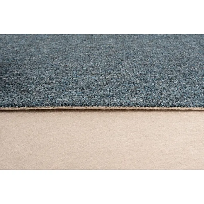 Bricoflor Teppichboden Meterware 2x5m, Schlinge gemustert, blau grau - Schlinge, 100 % Polypropylen (PP), blau grau - Nahaufnahme eines blauen Teppichs mit dichtem Flor und beiger Rückenbeschichtung.