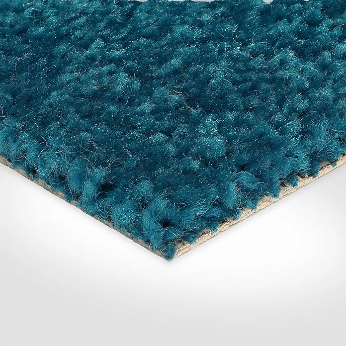 Bricoflor Teppichboden Meterware 3,5x4m, Velours Hochflor, blau türkis - Velours, 100 % Polypropylen (PP), blau türkis - Tiefblaue, langflorige Teppichfliese mit dichter, zotteliger Textur, schräg von oben betrachtet.