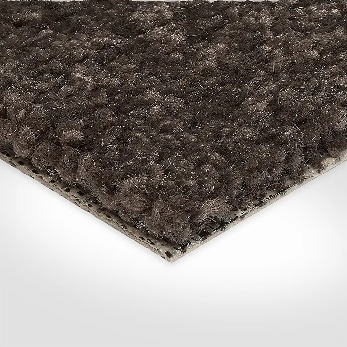 Bricoflor Teppichboden Meterware 2,5x5m, Velours Hochflor, braun grau - Velours, 100 % Polypropylen (PP), braun grau - Dunkelbrauner, hochfloriger Teppichfliese, die ihren dichten Schlingenflor und die robuste Unterseite im Eckbereich zeigt.
