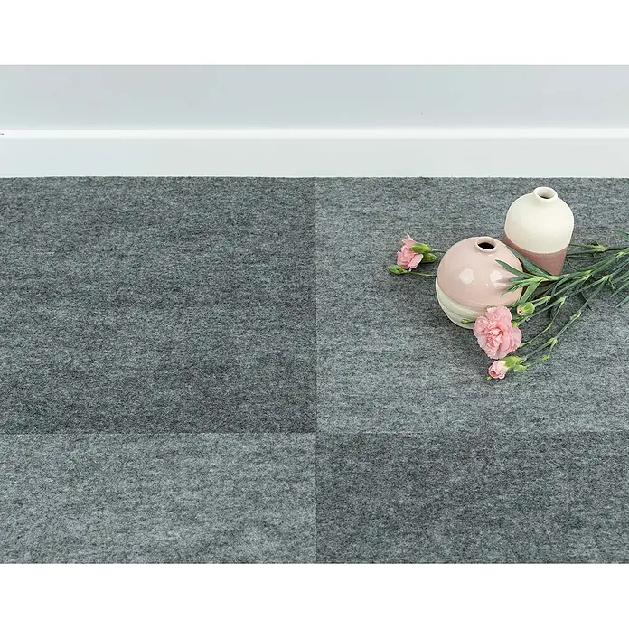 Teppichfliesen 40x40 cm selbstklebend Teppichboden Nadelvlies Grau -  - Modulare graue Filz-Teppichfliesen auf einem Boden, akzentuiert mit zwei kleinen Vasen und rosa Blumen.