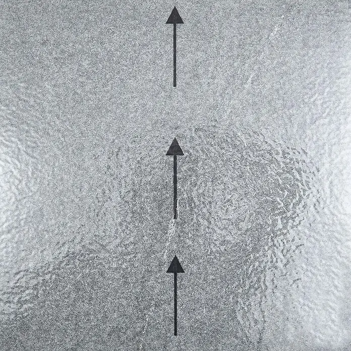 Teppichfliesen 40x40 cm selbstklebend Teppichboden Nadelvlies Grau -  - Texturiertes silbergraues Material mit drei schwarzen Aufwärtspfeilen.
