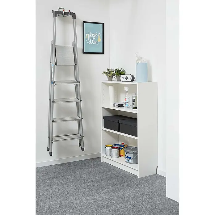 Teppichfliesen 40x40 cm selbstklebend Teppichboden Nadelvlies Grau -  - Silberne wandmontierte Leiter und weißes Regal mit Reinigungsmitteln, Farbe und Aufbewahrungsboxen in einem Hauswirtschaftsraum.