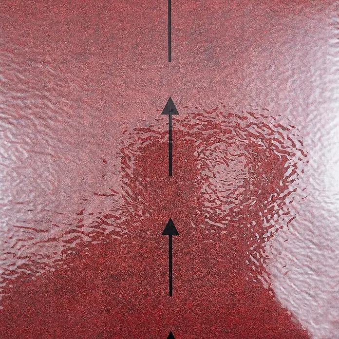 Bricoflor Teppichfliese Nadelvlies Nadelfilz, Rot, 40x40cm -  - Rote strukturierte Oberfläche mit schwarzen Pfeilen nach oben und welligem Glanz.
