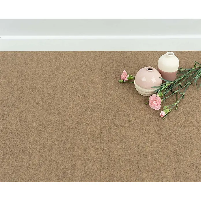 Bricoflor Teppichfliese Nadelvlies Nadelfilz, Beige Hell-Braun, 40x40cm -  - Braune Filzteppichfliesen bedecken einen Boden und bieten eine weiche Textur in einem Innenraum.