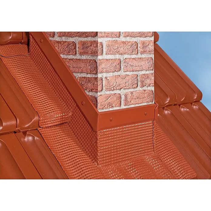Sarei Wand- & Kaminanschlussband Alu-Flex - 5 m x 300 mm, Ziegelrot - Orange-rotes Schornsteinabdichtungssystem auf einem Ziegeldach neben einem Ziegelkamin installiert.