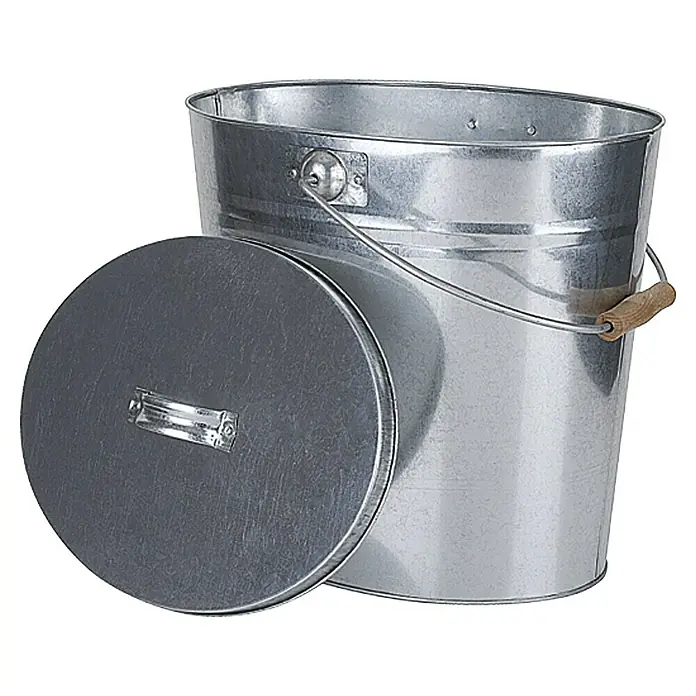 Lienbacher Ascheeimer - 24 l, Verzinkt - Ein silberner Metalleimer mit Deckel und Holzgriff, perfekt für vielseitige Aufbewahrung und Nutzung im Haushalt.