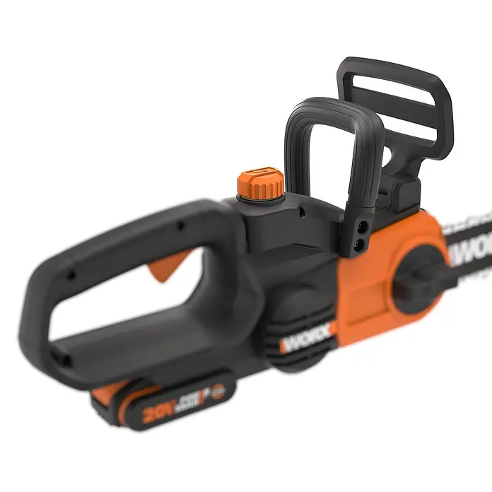 Worx PowerShare 20V Akku-Kettensäge WG322E.3 - 20 V, 4 Ah, Li-Ionen, 1 Akku, Schwertlänge: 25 cm - Nahaufnahme einer schwarz-orangen Akku-Kettensäge mit ergonomischen Griffen.
