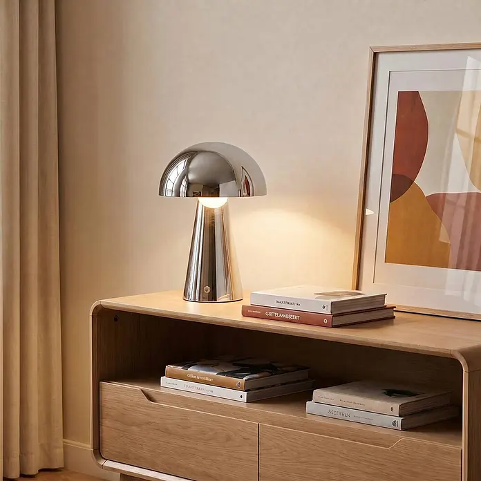Lindby Tischleuchte Nevijo - chrom / silber, chrom / silber - Polierte Chrom-Tischleuchte in Pilzform, beleuchtet ein Holzschränkchen mit Büchern. Modernes Design fügt sich nahtlos ein.