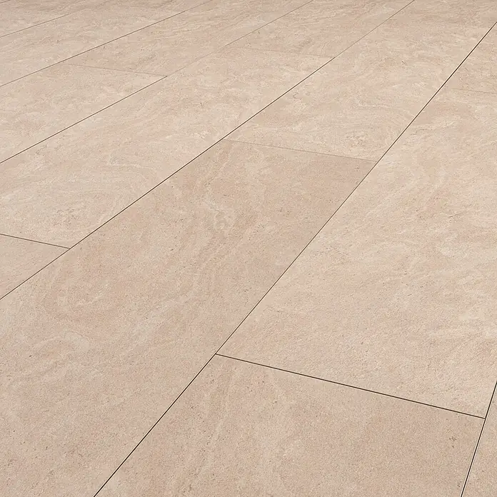 LOGOCLIC Laminat Orbit - Orbit, 1.288 x 330 x 8 mm - Heller beiger Fliesenboden mit Natursteintextur und dunklen Fugen.
