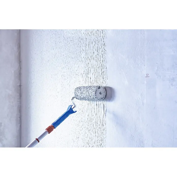 Knauf Spachtelwalze - 240 mm - Farbroller mit blauem Griff trägt weiße Grundierung auf eine strukturierte Wand auf.
