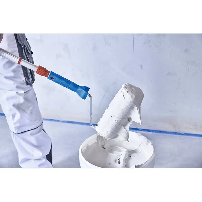 Knauf Spachtelwalze - 240 mm - Eine Farbrolle an einer Teleskopstange wird mit weißem Putz aus einem Eimer beladen.