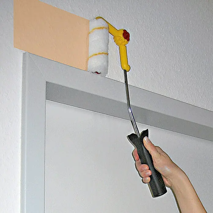 Lehnartz Farbroller Flexi - 11 cm, Stufenlos verstellbar - Maler mit Farbroller, der eine orangefarbene Fläche über einem weißen Türrahmen streicht. Das Werkzeug hat einen gelben Griff.