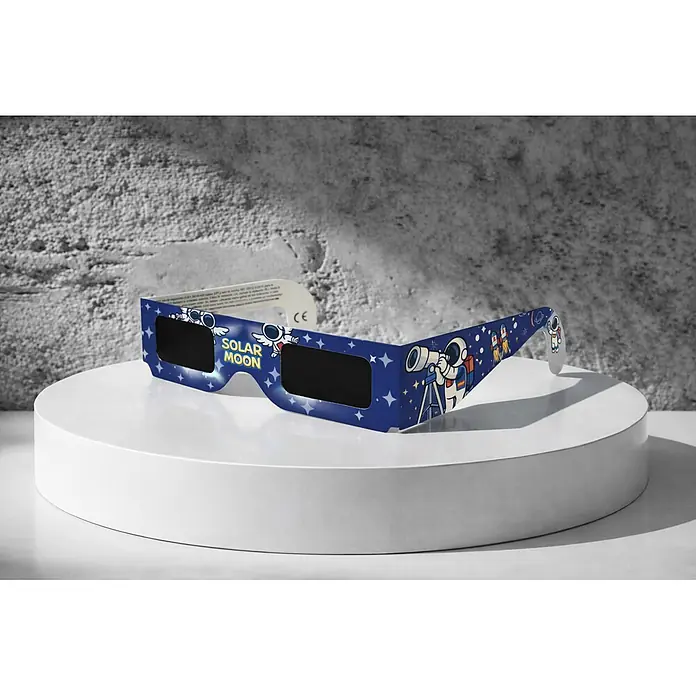 Gafas de seguridad Astrolum - Azul, Específico para: Eclipse solar - Gafas azules de cartón para eclipse solar con diseños de astronautas y estrellas, con el texto "SOLAR MOON" en el frente.