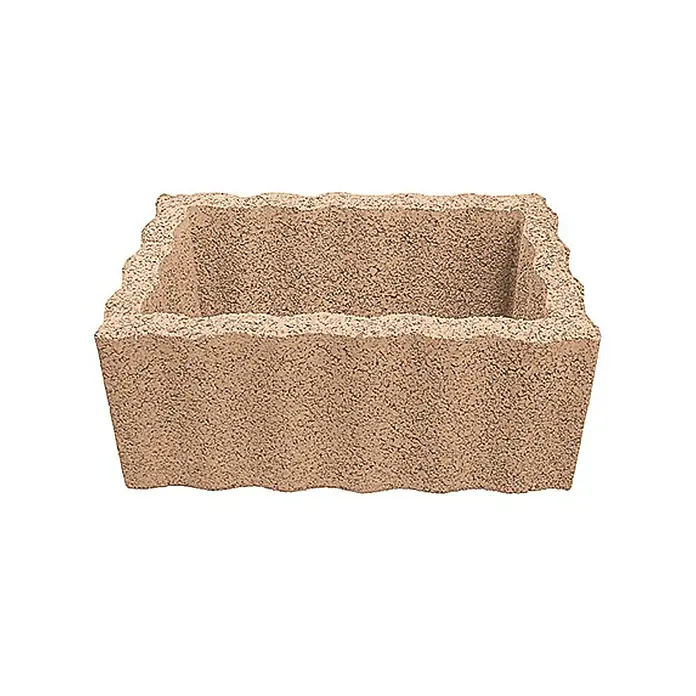 Christoph Pflanzstein Rasterstein - Mediterran, 60 x 40 x 25 cm, Beton - Nahaufnahme eines rechteckigen Pflanzgefäßes aus Beton mit gewelltem Rand auf einem weißen Hintergrund.