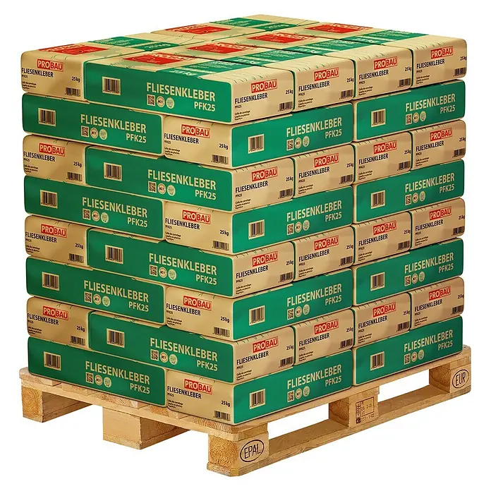 Probau Fliesenkleber - 25 kg - Auf einer Holzpalette gestapelte Säcke mit beigem PROBAU PFK25 Fliesenkleber (25kg) mit grünen Etiketten.