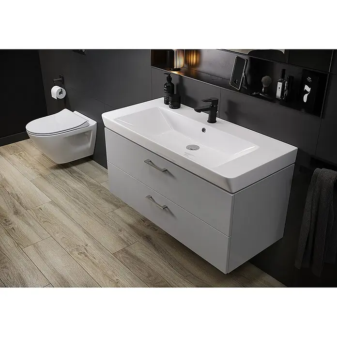 Bad Land Badmöbel-Set LARA MILLE SLIM Badmöbel-Set 50 cm Grau, Unterschrank mit Keramikbecken - Gesamtbreite Badmöbel: 50,5 cm, Grau, Glänzend - Modernes Badezimmer mit grauem Wandwaschtisch, weißem Waschbecken, schwarzem Wasserhahn und weißem WC auf Holzoptikboden.