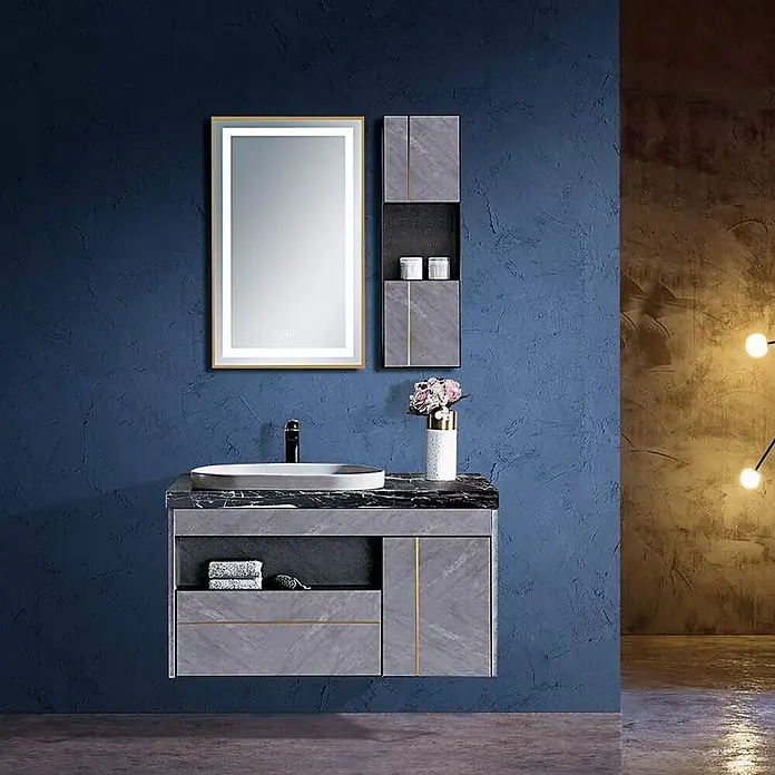 Hudor Badmöbel-Set -  - Moderner grauer Marmor-Badschrank mit weißem Waschbecken, schwarzem Wasserhahn, goldgerahmtem LED-Spiegel und passendem Wandschrank.