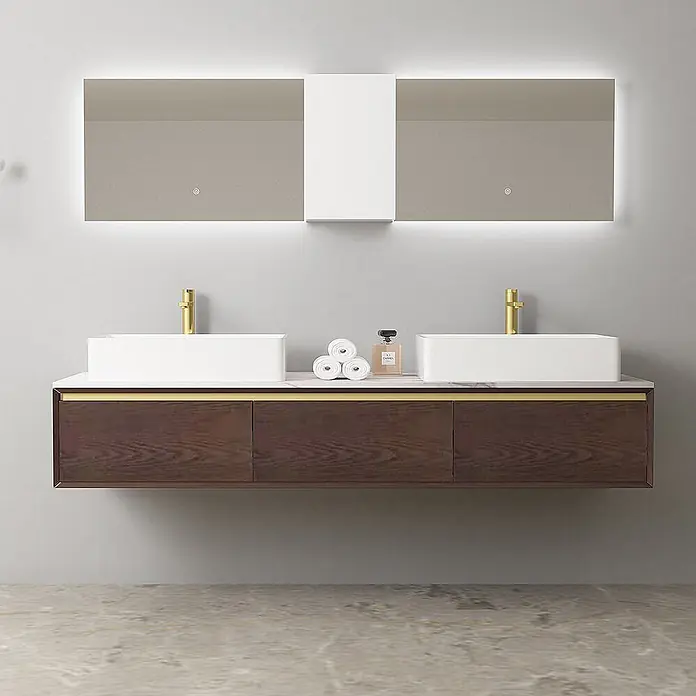 Hudor Badmöbel-Set CW20007 -  - Elegante Doppelwaschtischkombination: dunkler Holzschrank, weiße Marmorplatte, zwei Waschbecken, goldene Armaturen, beleuchtete Spiegel.